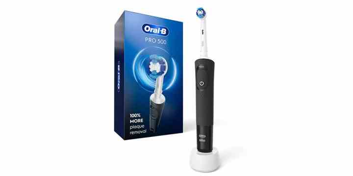 Beyaz zemin üzerinde Oral-B Pro 500 Elektrikli Diş Fırçası.