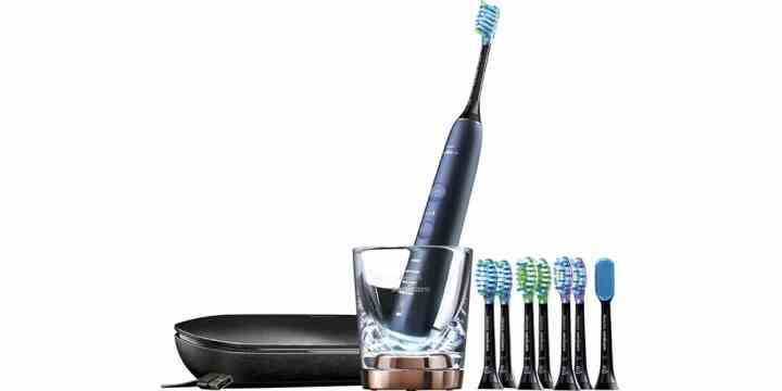 Beyaz bir arka planda Philips Sonicare DiamondClean Smart 9700 Şarj Edilebilir Diş Fırçası ve yakınında birçok fırça başlığı var.