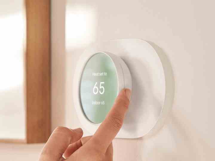 Google Nest Termostatında sıcaklık ayarlanıyor.