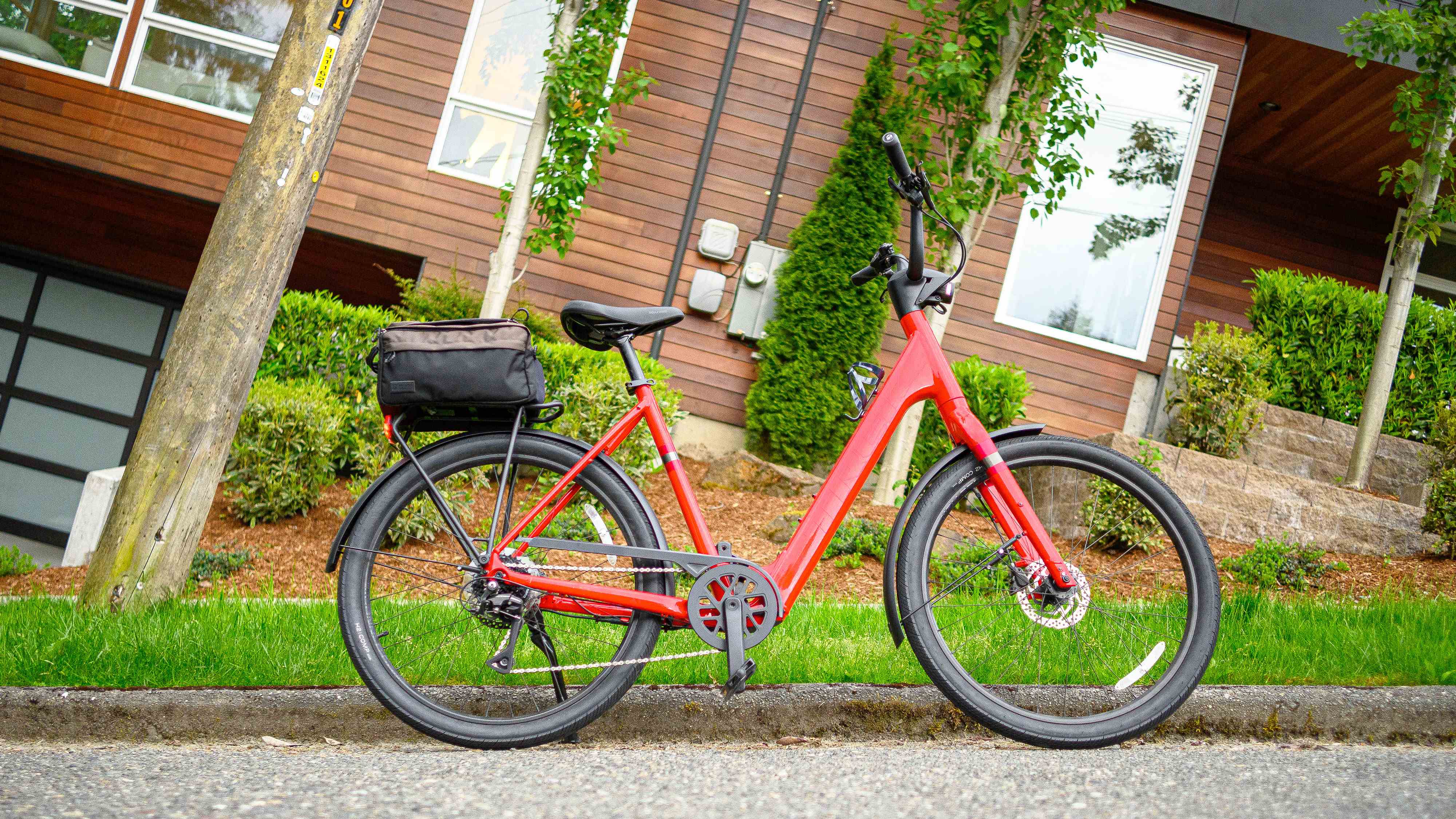 Dik bir tepede Trek Verve+ 1 ebike.