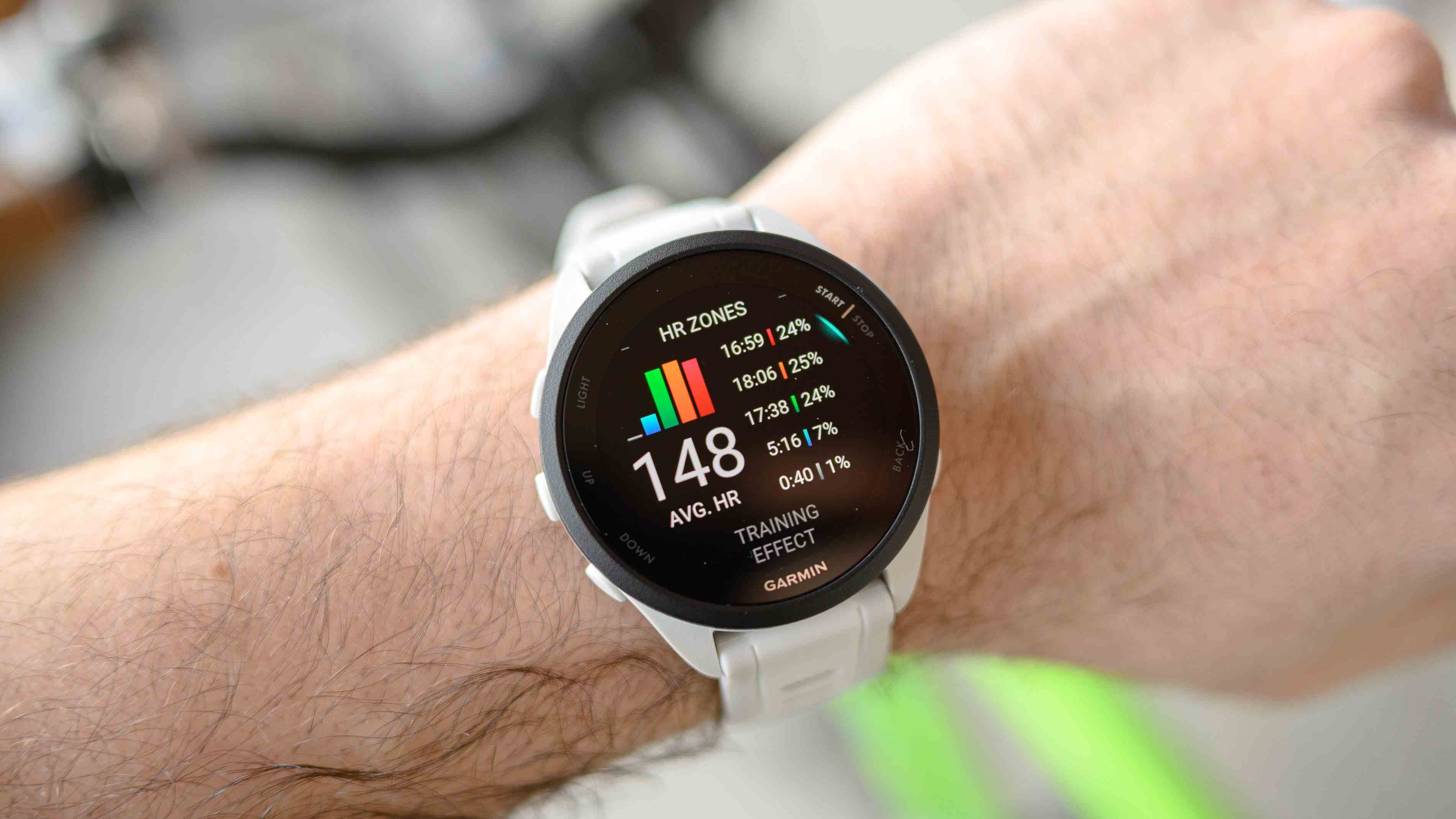 Bilekte Garmin Forerunner 165 antrenman sonrası istatistiklere bakıyor.