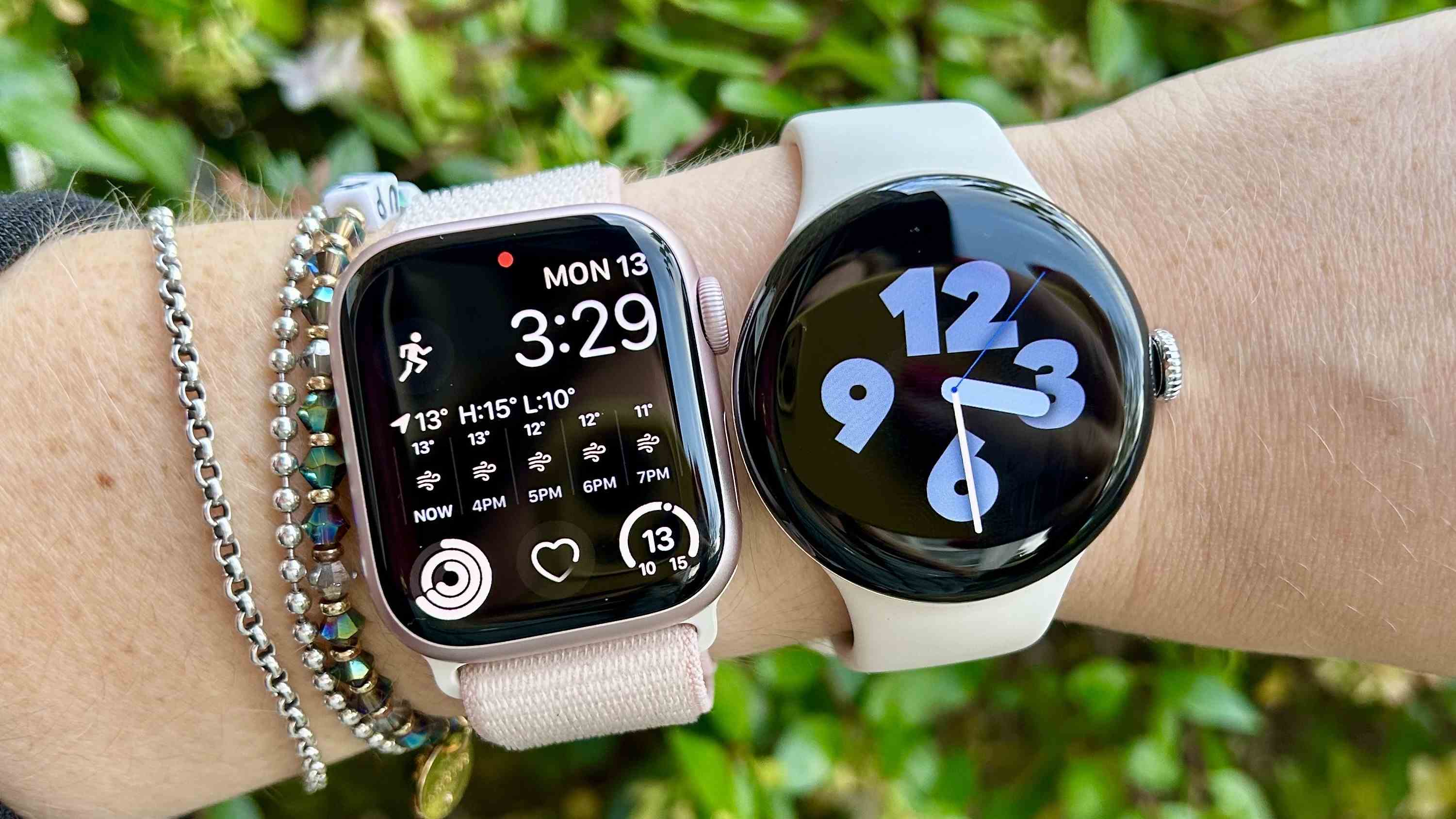 Apple Watch 9 ve Google Pixel Watch 2'nin fotoğrafı