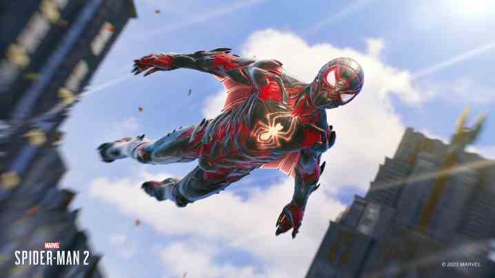 Spider-Man, Marvel's Spider-Man 2'de biyomekanik kıyafetiyle havada süzülüyor.