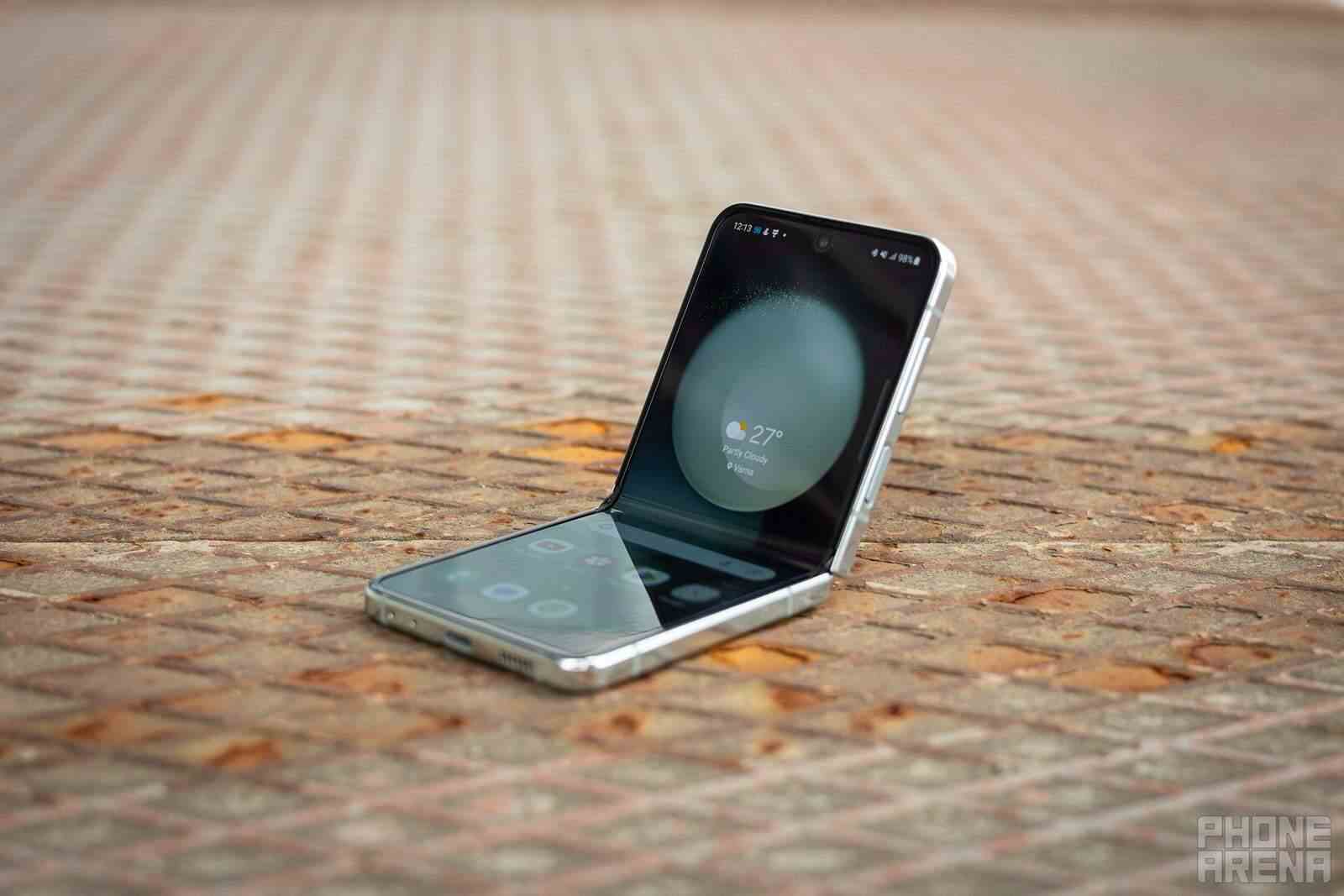 Bir sonraki Galaxy Z Flip daha iyi görünmek üzere!  - Katlanabilir iPhone'daki kırışıklık, Samsung'un 'daha kalın' özelliği sayesinde daha az görünür olabilir.  çözüm