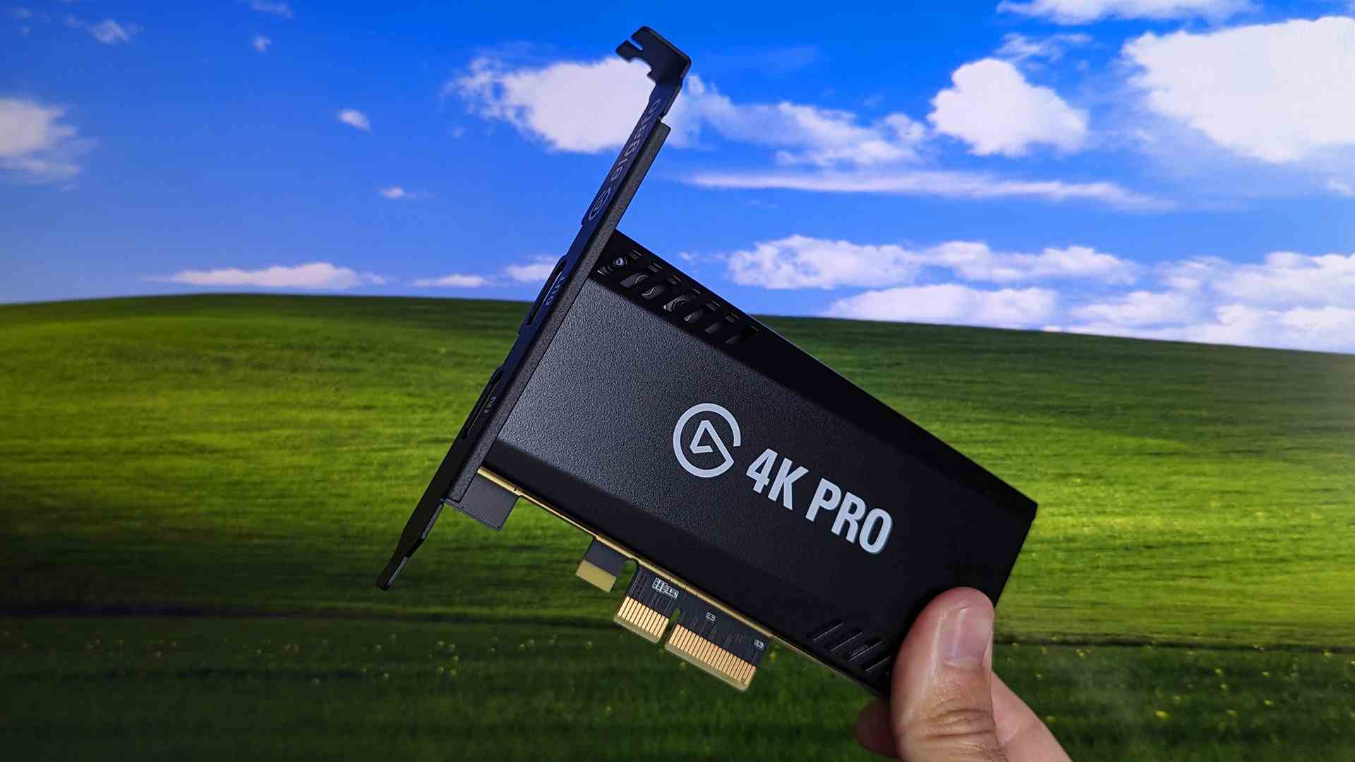 Bliss duvar kağıdının önünde Elgato 4K Pro yakalama kartı