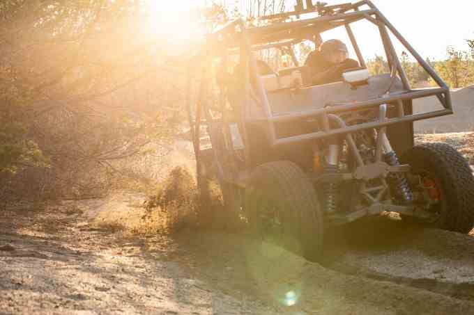 Arazi arazisinde sürüş yapan ATV test aracı