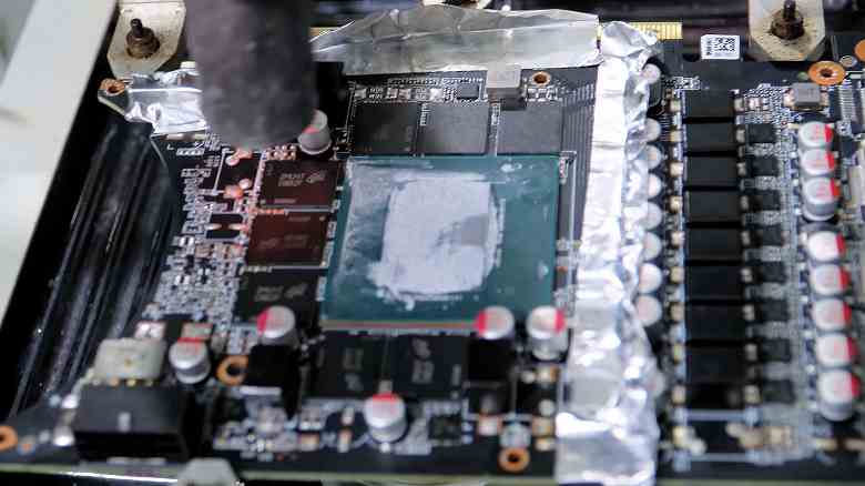 Meraklılar, daha hızlı bir tane lehimlemek için GeForce RTX 4070 Ti Super'in yerel hafızasını lehimlediler.  Ek hız aşırtma, RTX 4080'i atlamamıza olanak sağladı