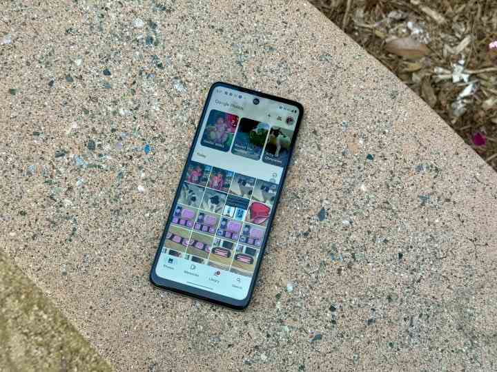 Sage Green rengindeki Moto G 5G (2024), Google Fotoğraflar'ı gösteriyor.