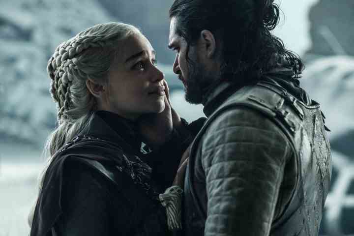 Daenerys Targaryen, Game of Thrones finalinde Jon Snow'a bakıyor.