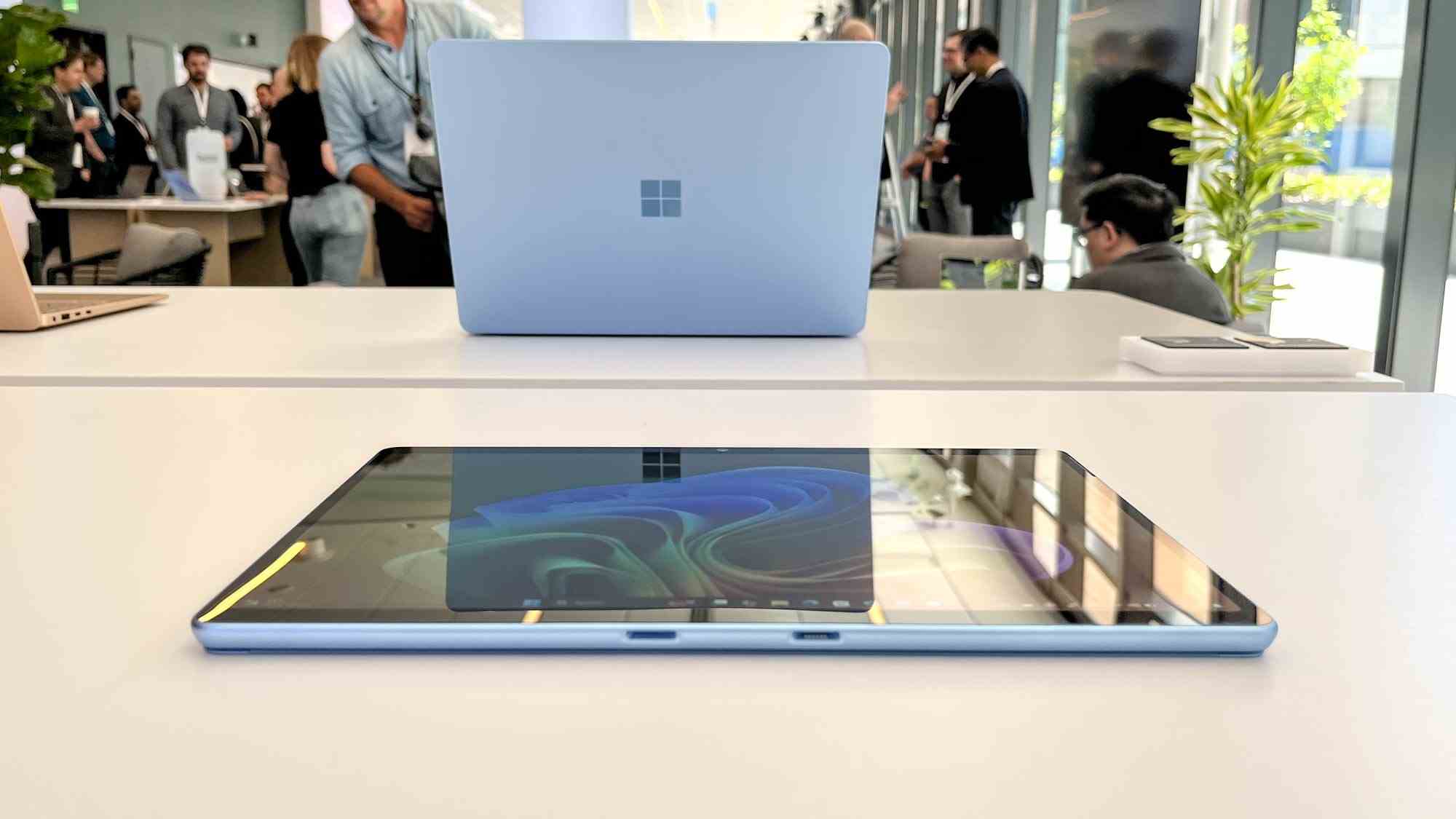 Microsoft Surface Pro 11 masa üzerinde