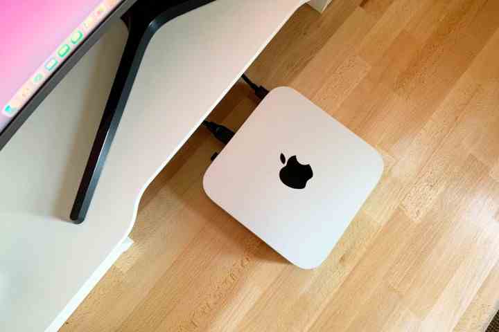 Apple Mac Mini M1 masanın üzerinde oturuyor.