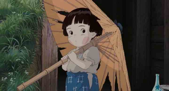 Ateşböceklerinin Mezarı'nda Setsuko şemsiye taşıyor.