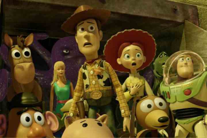 Pixar filmi "Oyuncak Hikayesi 3"ten bir sahnede birçok oyuncak dehşet içinde bakıyor.