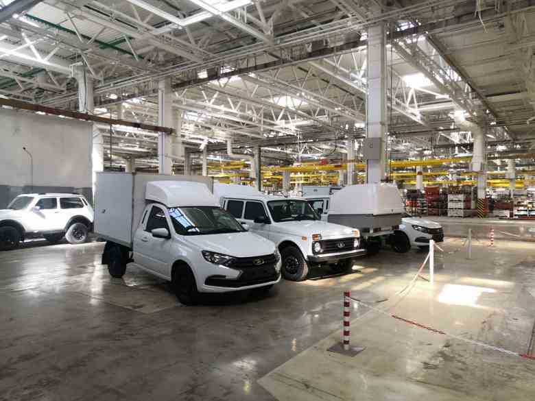 AvtoVAAZ, sekiz yılı aşkın süredir atıl durumda olan üretime yeniden başladı.  OPP'de montajı yapılan ilk VIS-Auto arabaları zaten bayilere teslim edildi