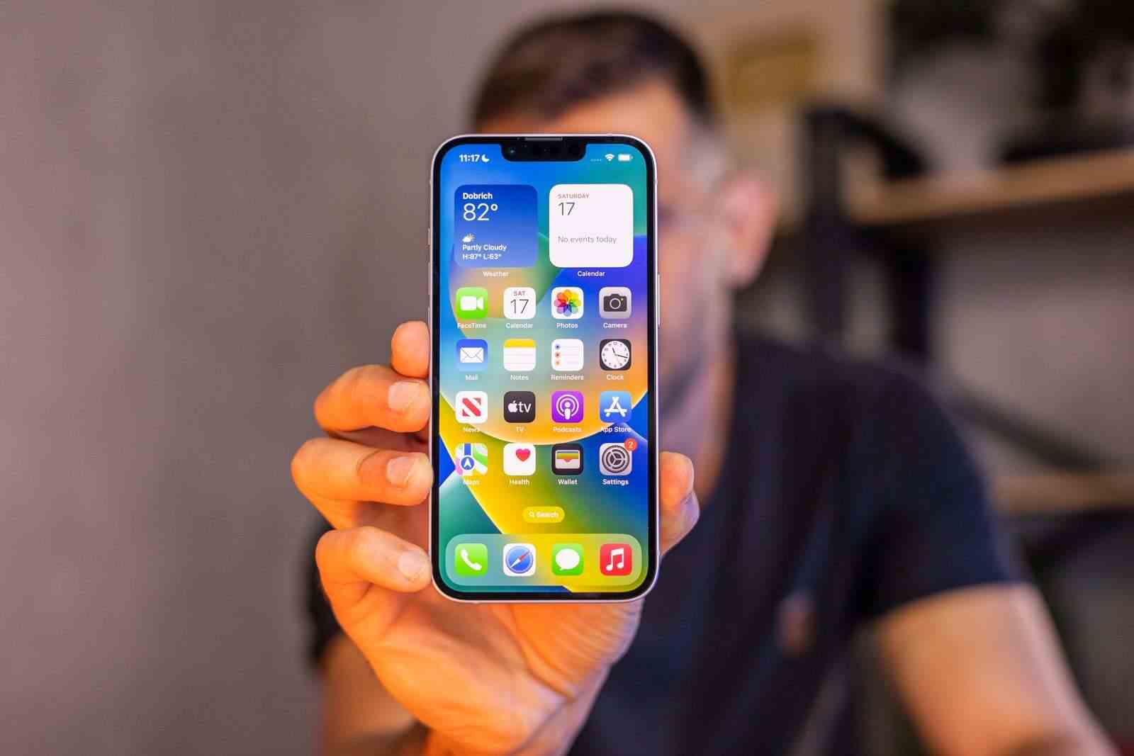 iPhone 14, 6,1 inçlik Super Retina XDR OLED ekranla birlikte geliyor (Resim Kaynağı - PhoneArena) - iPhone SE 4'ün çoğu Android orta seviye telefonu yok edebileceğini söylemek için çok mu erken?