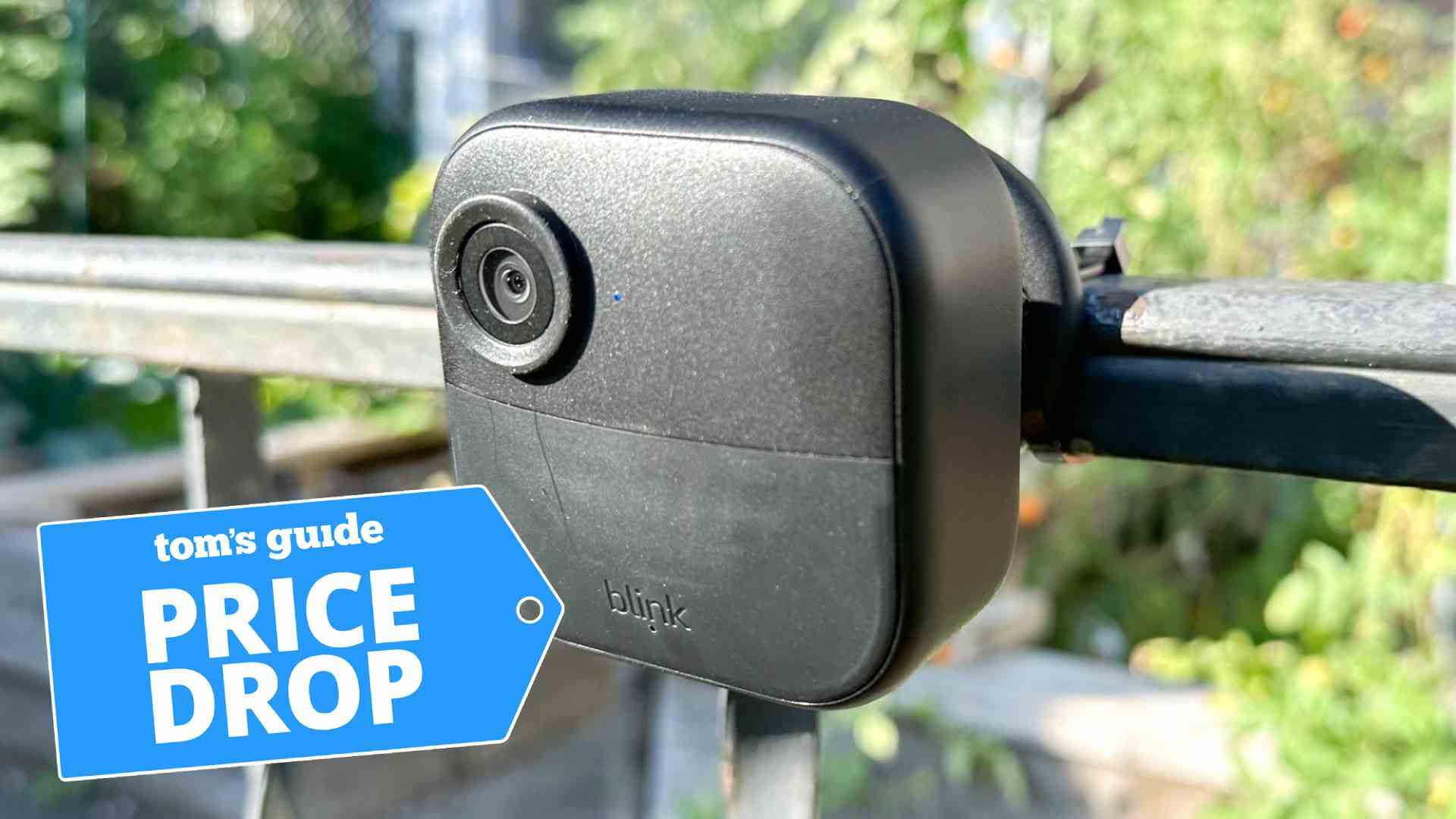 Çite monte edilmiş Blink Outdoor 4 güvenlik kamerası