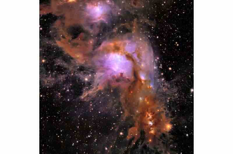 Messier 78 yıldız doğumevinin mavi merkezinde, alttaki turuncu bulutlardan çıkan yıldızlar hâlâ oluşuyor