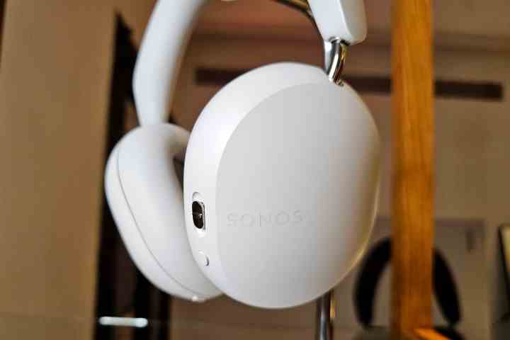 Sonos Ace yumuşak beyaz renktedir.