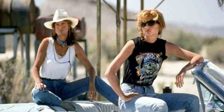 Thelma ve Louise'de iki kadın bir arabada oturuyor.