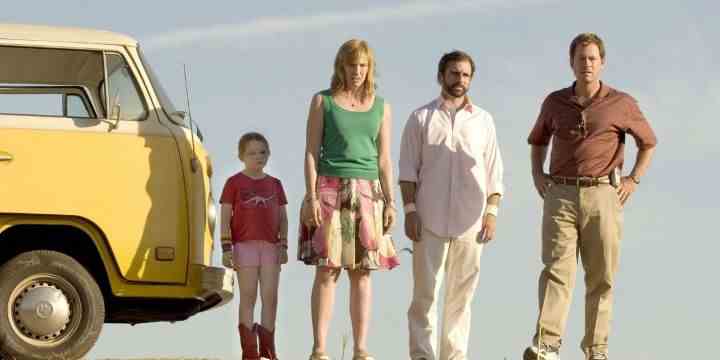 Little Miss Sunshine'da dört kişilik bir aile sarı bir minibüsün yanında duruyor.