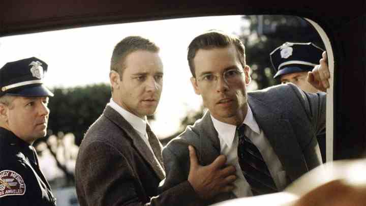 LA Confidential'da bir arabaya bakan Bud ve Exley rolünde Russell Crowe ve Guy Pierce.