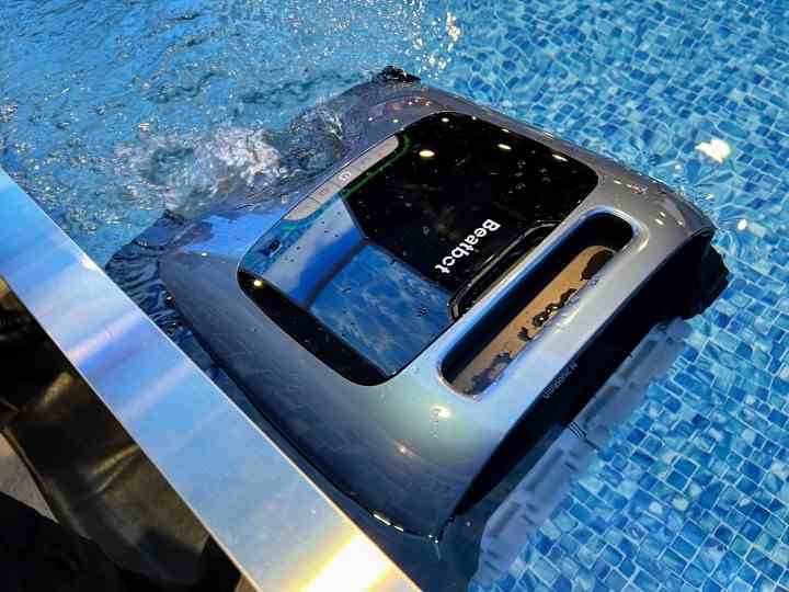 Yüzen bir Beatbot robotu, havuzun kenarlarındaki kalıntıları topluyor.