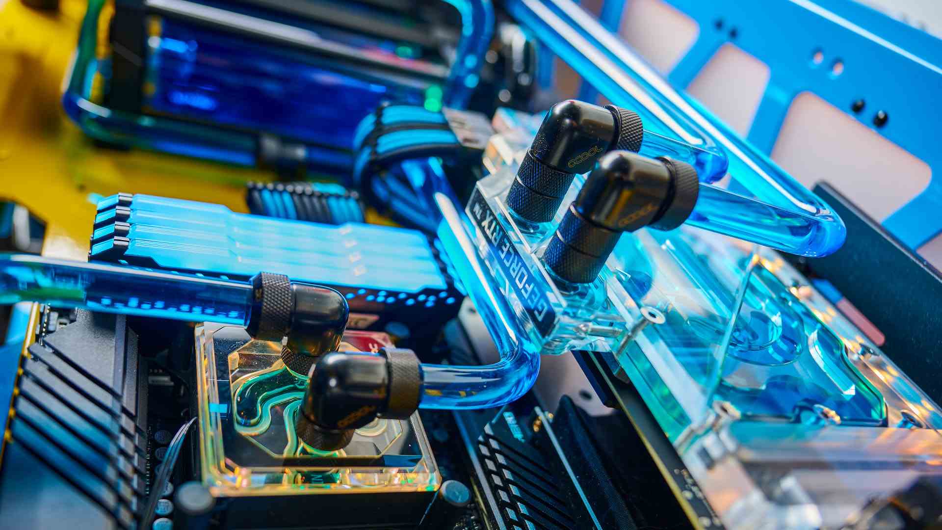 Intel Oyuncu Günleri oyun bilgisayarının içindeki su soğutma sistemi