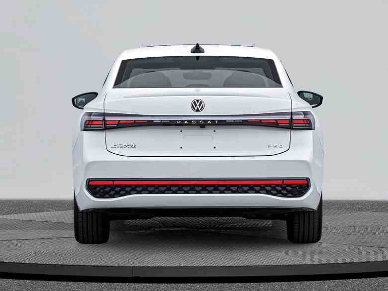 Yepyeni Volkswagen Passat Pro Eylül ayında piyasaya sürülecek, ancak otomobilin gizliliği halihazırda kısmen kaldırıldı