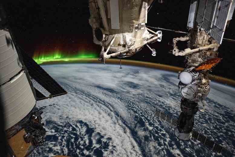 Aurora ve Dünya'nın Ufku'nun Atmosferdeki Işıma Tacı