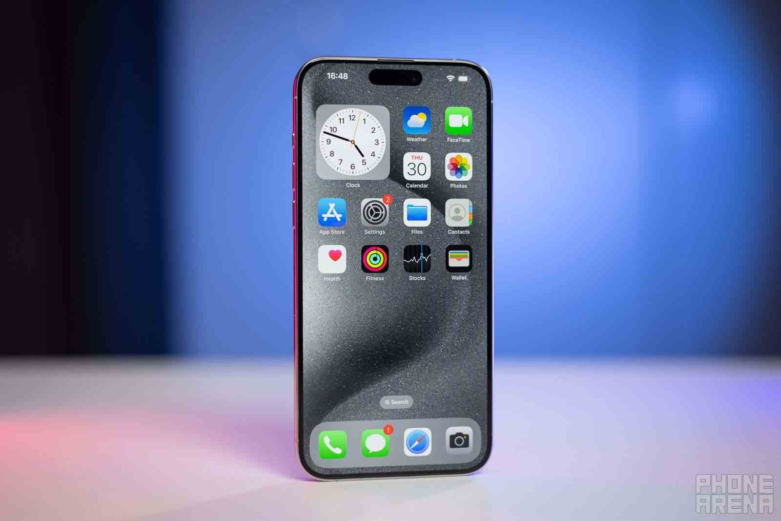 iPhone 15 Pro Max de dahil olmak üzere iPhone 15 serisi (burada resimde) bu yılın başlarında Çin'de fiyat indirimine uğradı - Çin'deki iPhone sevkiyatları Mart ayındaki toparlanmayı sürdürmek için geçen ay keskin bir artış gösterdi