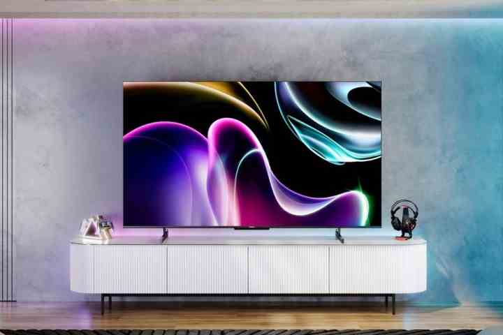 Hisense U7K bir TV standında.