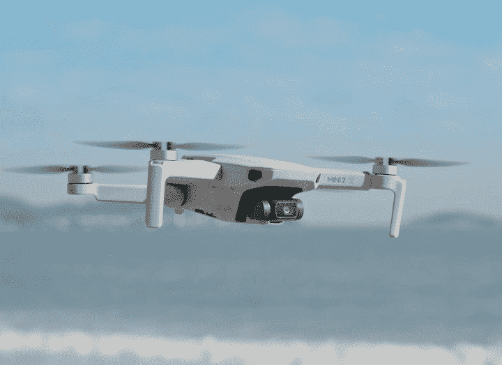 DJI Mini 2 SE drone uçuşta.