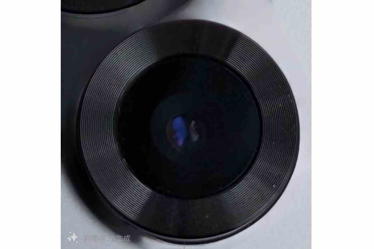 Bu, Ice Universe tarafından ortaya çıkarılan ilk Z Fold 6 yapboz parçası.  - Galaxy Z Fold 6 tasarım yapbozunun bir başka küçük parçası, kısmi kamera resmiyle yerine oturuyor