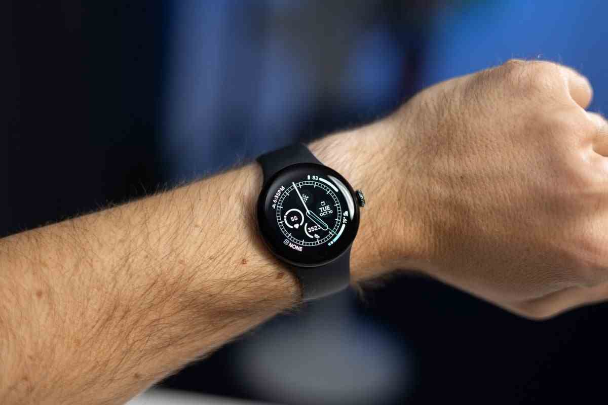 Pixel Watch 2 (burada resimde görülüyor), Wear OS 5'teki şarjlar arasında önemli ölçüde daha uzun süre dayanacaktır. - Google'ın Wear OS 5 duyurusu, Pixel Watch ve Galaxy Watch'ınız için pil ömrü yükseltmelerini anlatıyor