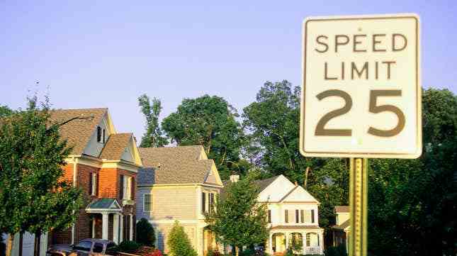 Bir mahallede 25 mil/saat hız sınırı tabelası