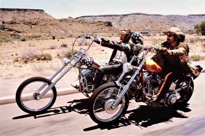 Easy Rider'da iki adam bisiklete biniyor.