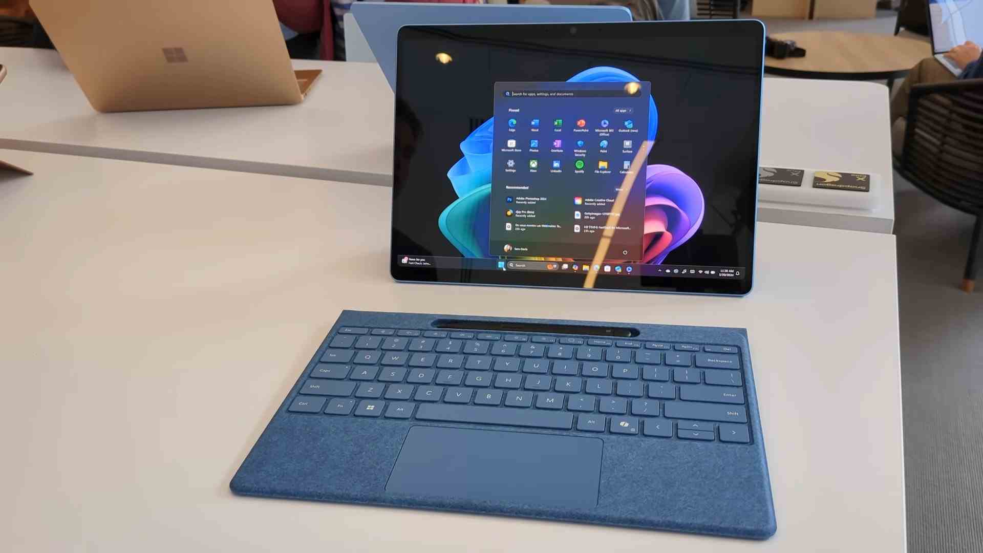 Surface Pro Flex Klavye ile Surface Pro 11. Sürüm