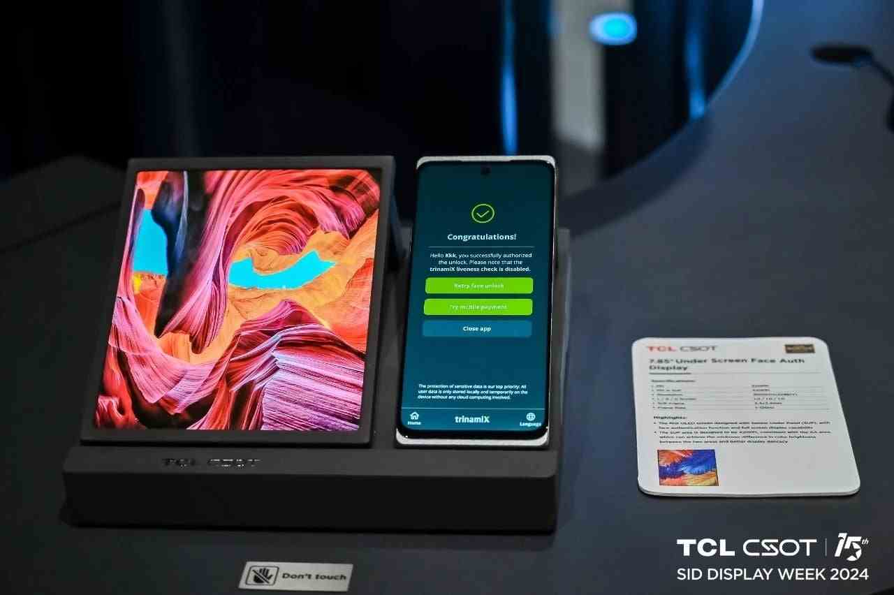 TCL CSOT, 7,85 inçlik üç katlanabilir akıllı telefonunu sergiliyor - TCL CSOT, açılarak 7,85 inçlik bir ekranı ortaya çıkaran dünyanın ilk üç katlanabilir telefonunu sergiliyor