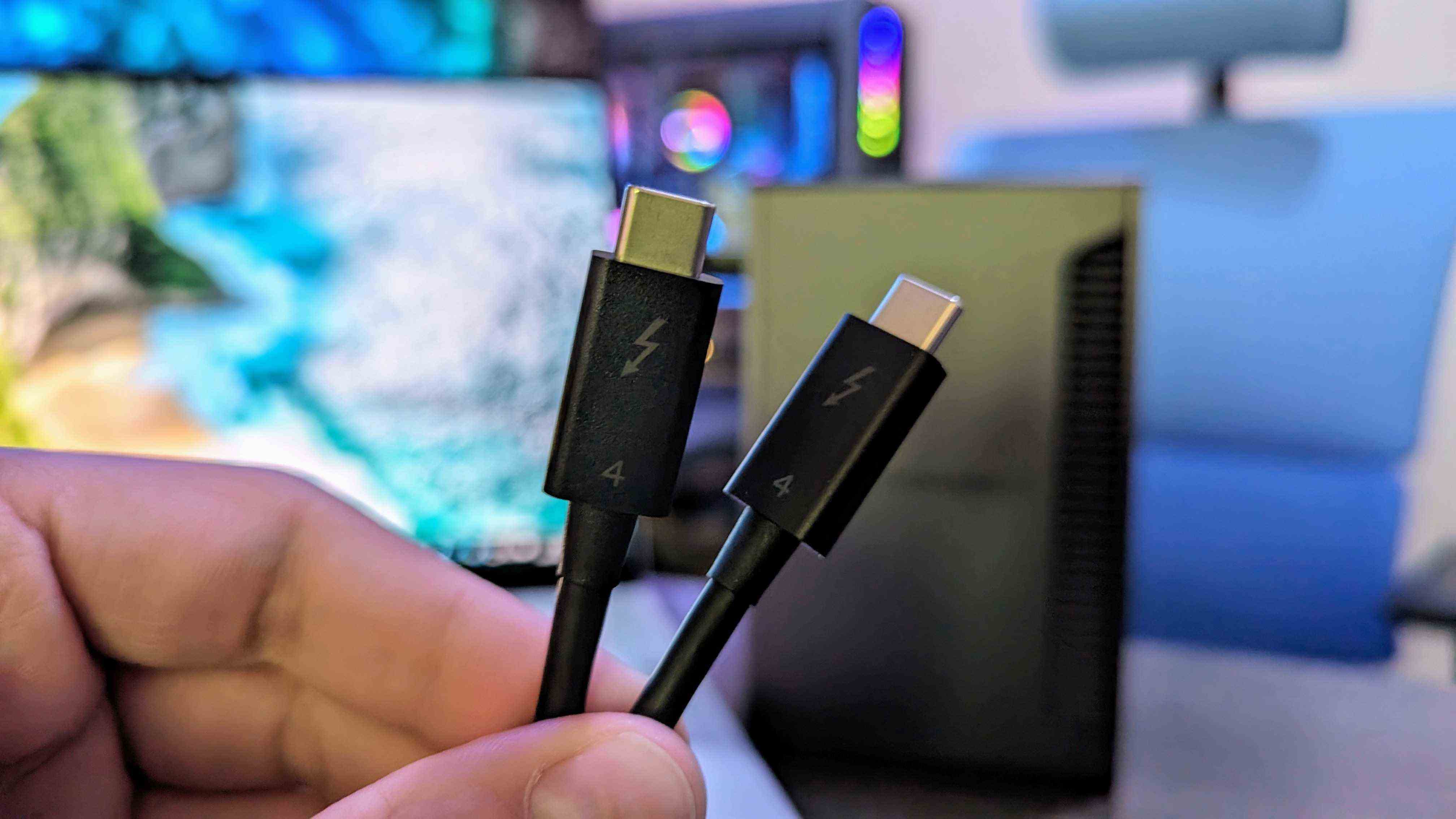 UGREEN Thunderbolt 4 bağlantı istasyonunun ve USB4 bağlantı noktasına sahip ASUS ROG Zephyrus G14'ün (2024) görüntüsü.