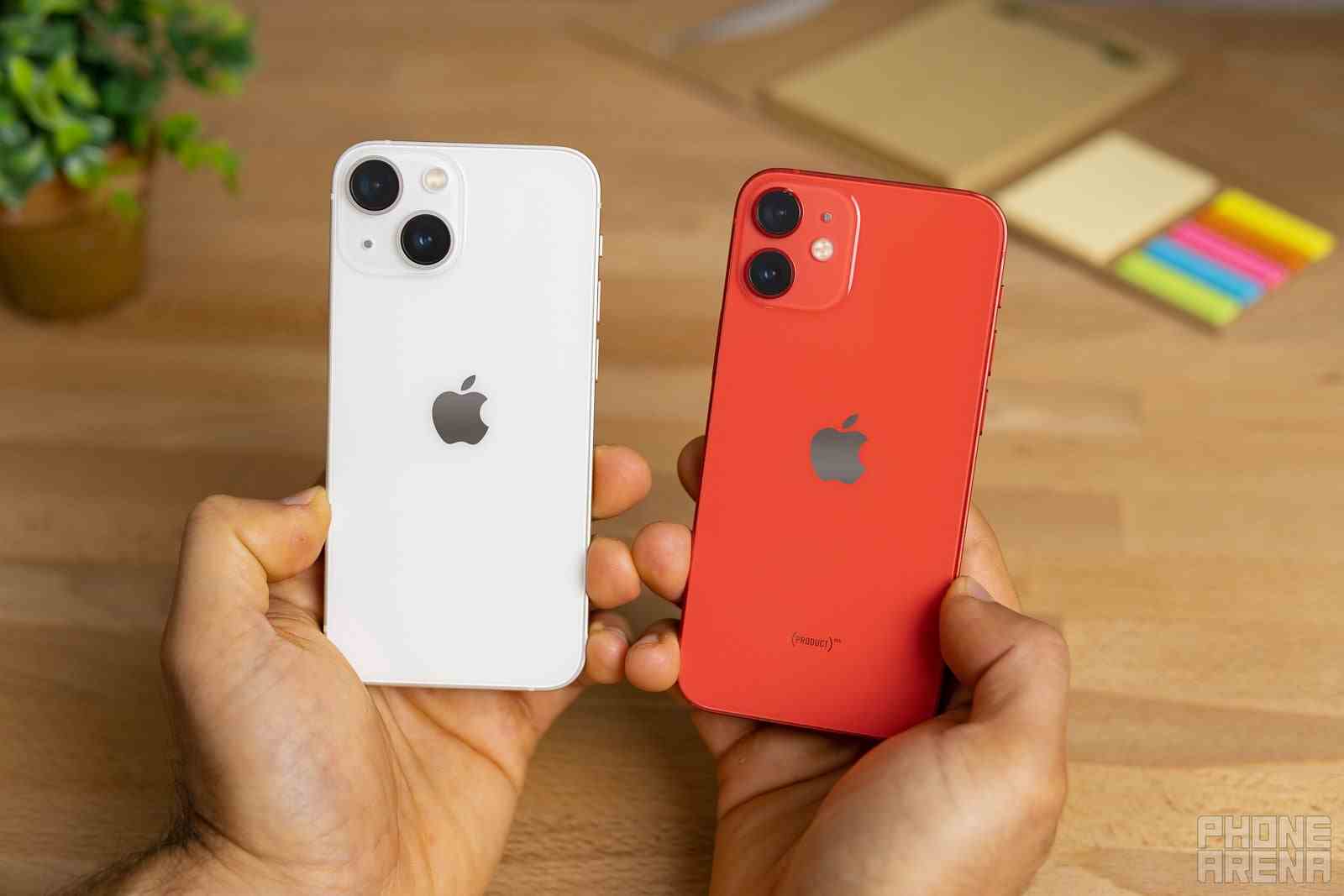 Solda iPhone 13 mini, sağda iPhone 12 mini'nin yanında (Image Credit–PhoneArena) - iPhone 17 Slim kulağa hoş geliyor ama Apple, minim nerede?