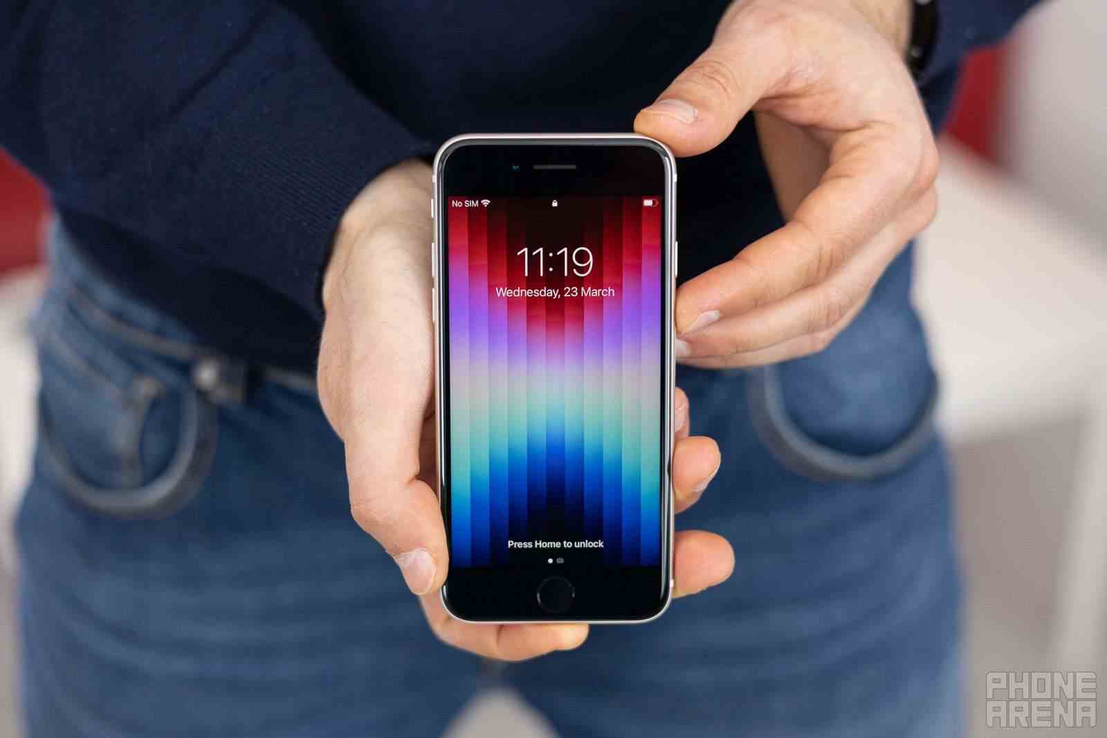 iPhone SE 2022 veya iPhone SE 3 (Resim Kaynağı - PhoneArena) – iPhone SE 4'ün çoğu Android orta seviye telefonu yok edebileceğini söylemek için çok mu erken?